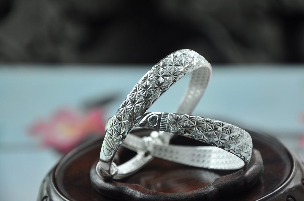 close up photo of silver bracelet