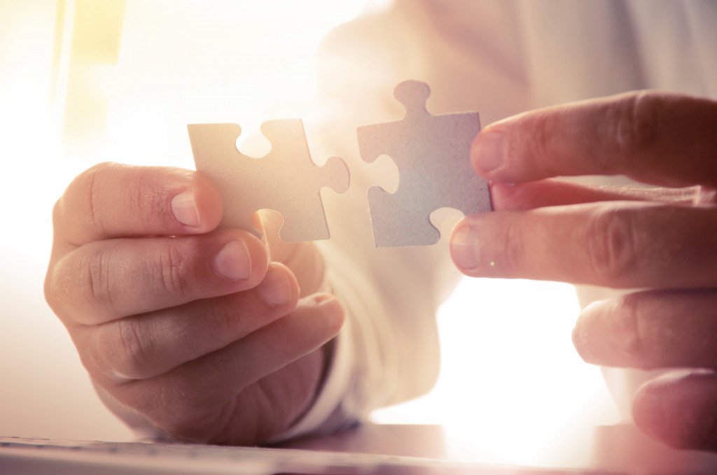 Hands holding puzzle pieces