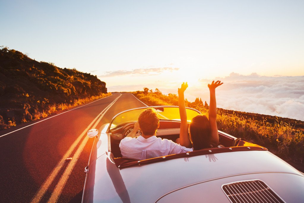 couple travelling 