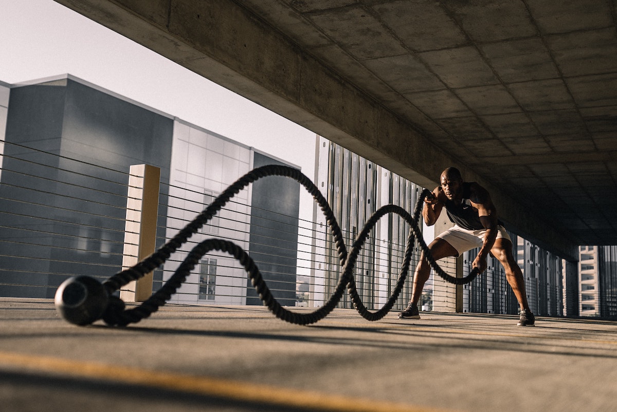 man using the battle ropes