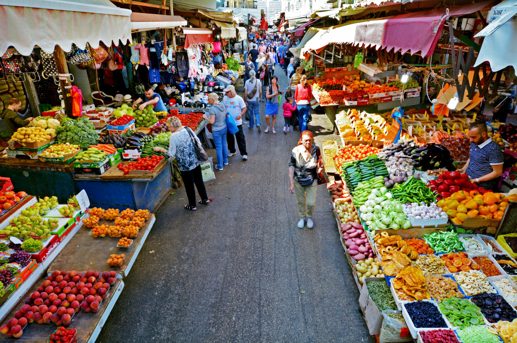 buying from farmers market