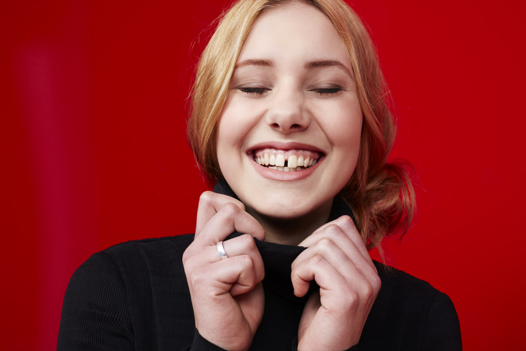 smiling woman with teeth gap