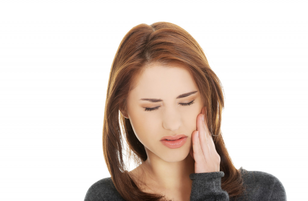 woman with tooth pain